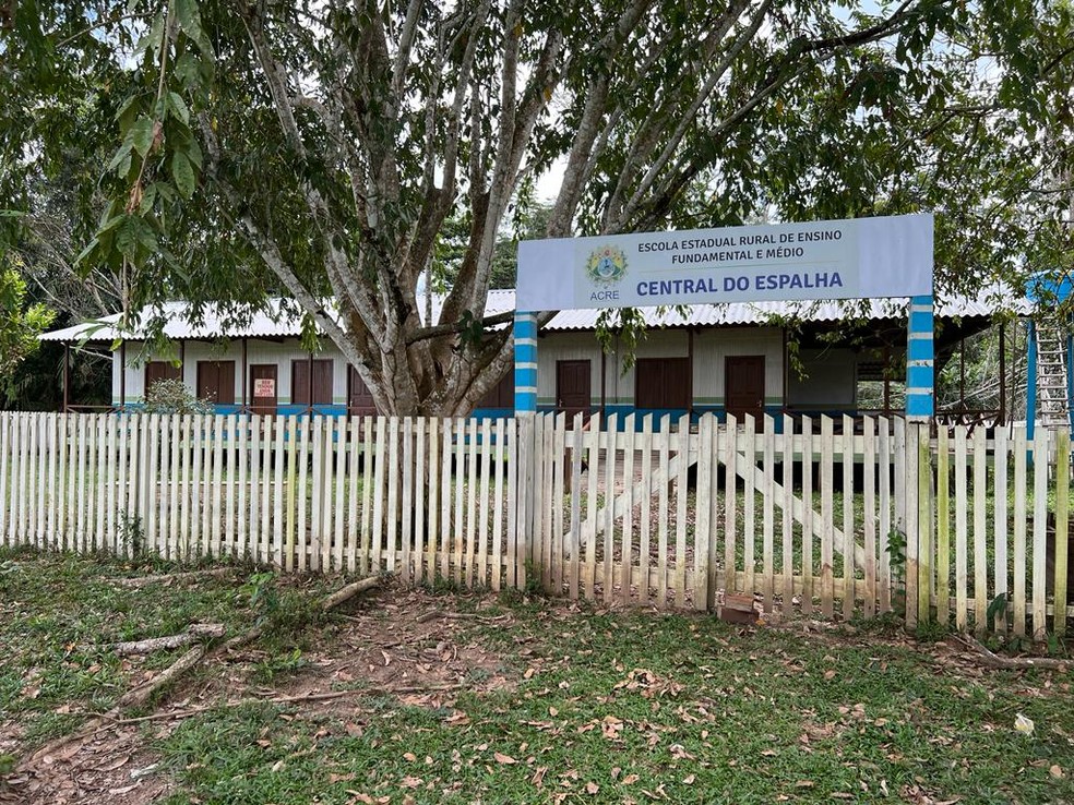 Escola à qual a ponte sobre o Rio Espalha dá acesso, em Xapuri — Foto: Arquivo pessoal