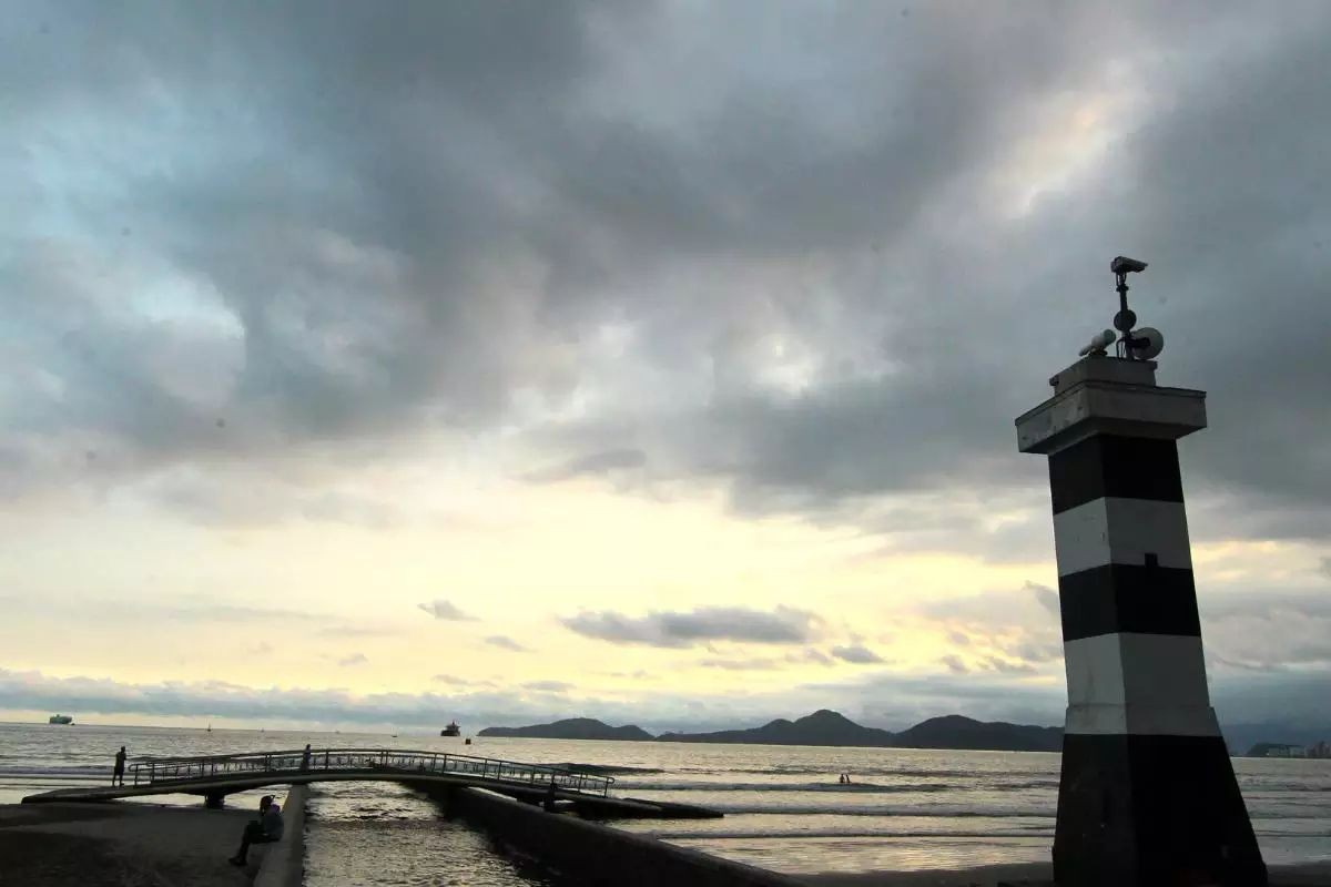 Fim de semana terá chuva e temperaturas amenas na Baixada Santista; veja a previsão