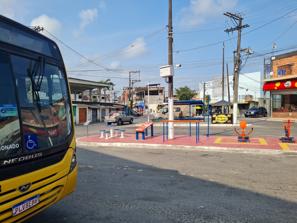 Jovem de 20 anos morre e outras três pessoas ficam feridas após serem baleadas no subúrbio de Salvador — Foto: Giana Mattiazzi/TV Bahia