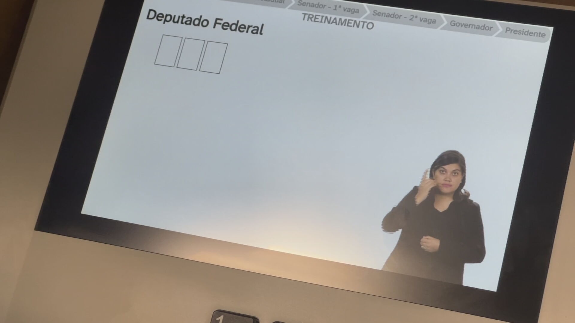 ‘Colinha’ incompleta: eleitores chegam à última semana antes das eleições sem definir todos os votos
