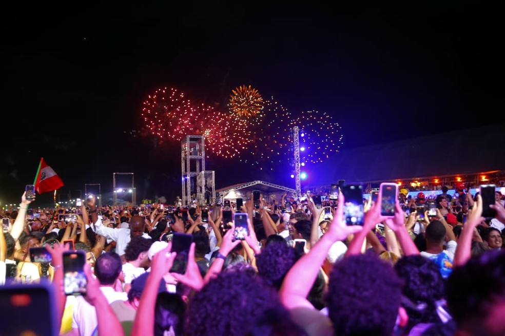 Público celebra a chegada de 2026 no Aterro da Praia de Iracema, em Fortaleza, com fogos silenciosos e shows. — Foto: Fabiane de Paula/SVM
