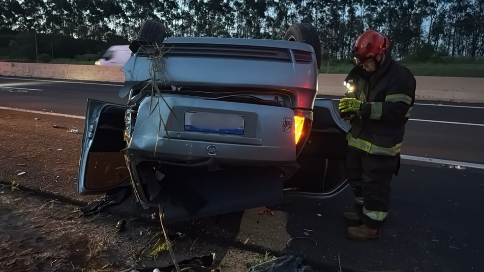 2 de 2
Homem morre ap&oacute;s carro bater em barranco e capotar na SP-294 em Vera Cruz &mdash; Foto: Corpo de Bombeiros/Divulga&ccedil;&atilde;o