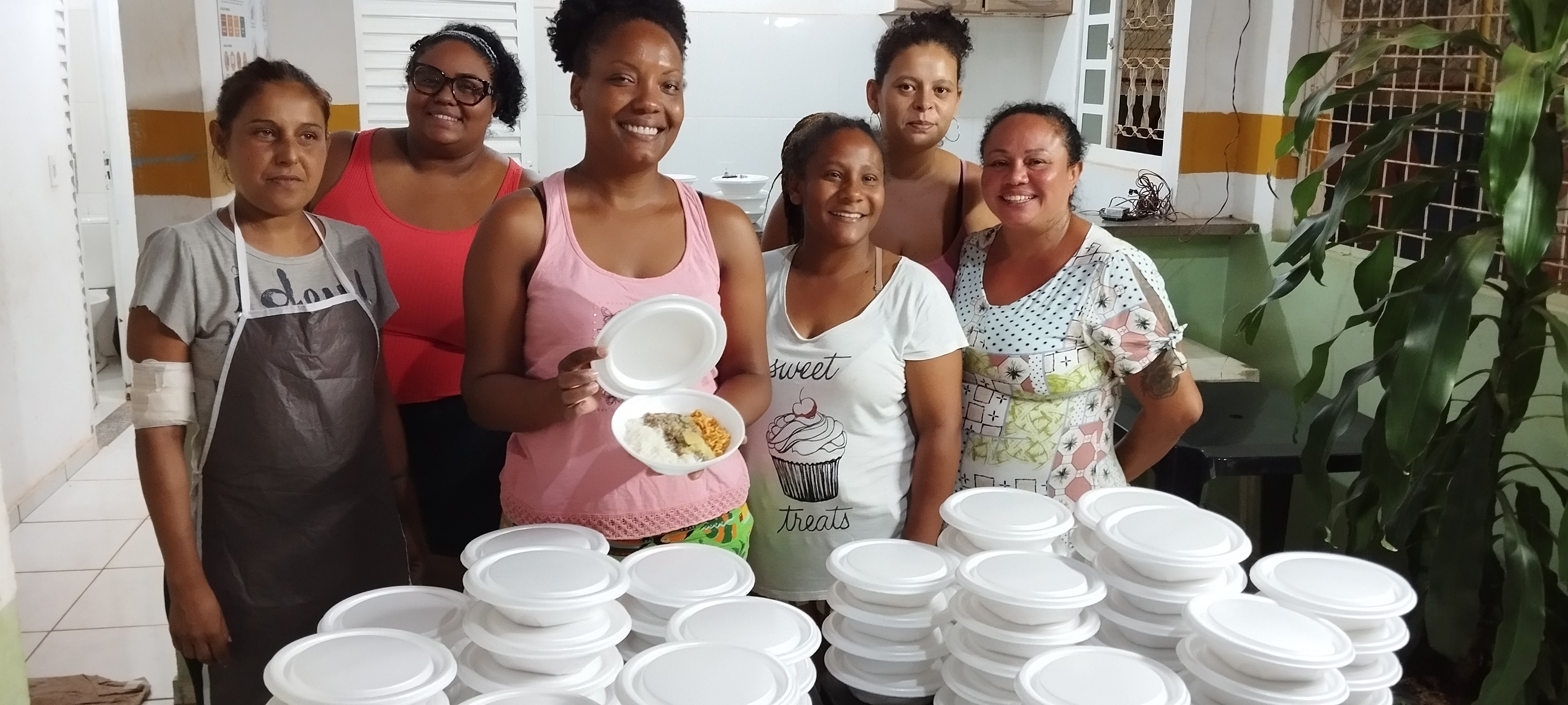 Após receber ajuda, voluntária coordena cozinha popular no interior de SP: 'Gratificante'