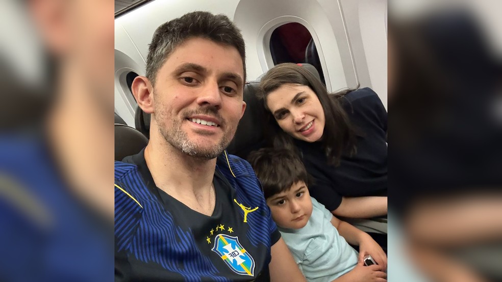Dudu e família enquanto retornavam ao Brasil  — Foto: Reprodução/Redes Sociais