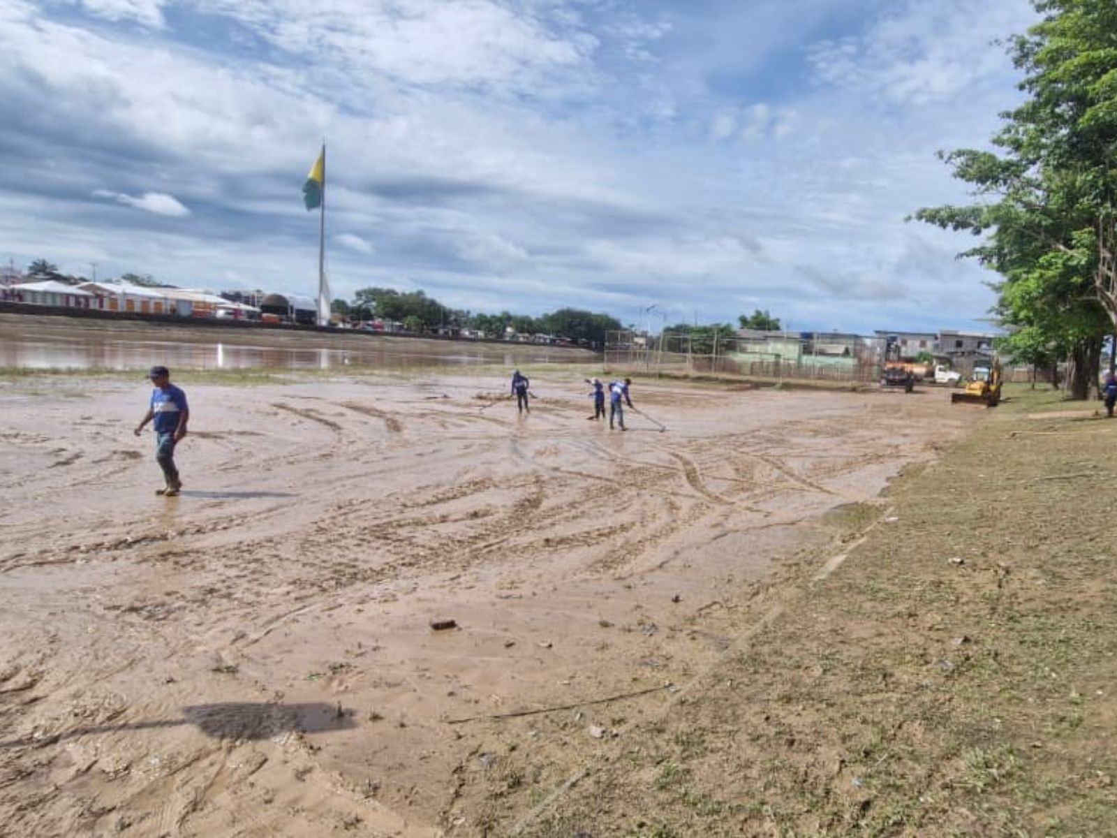 Rio Acre fica abaixo da cota de alerta e  bairros afetados pela cheia começam a ser limpos na capital  