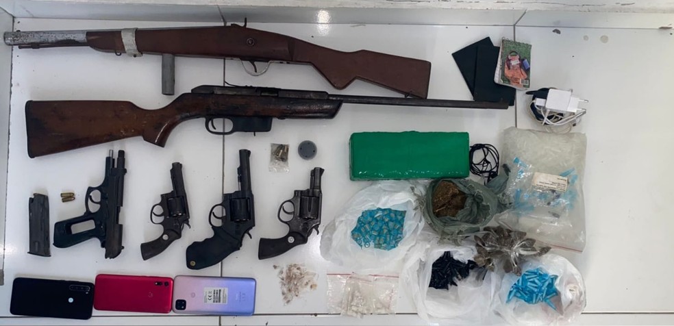 Armas e drogas apreendidas com o grupo — Foto: Divulgação/Polícia Militar