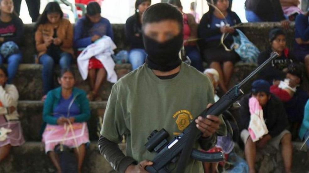 Na localidade de Ayahualtempa, 15 meninos e 5 meninas foram integrados à policía comunitária — Foto: EPA