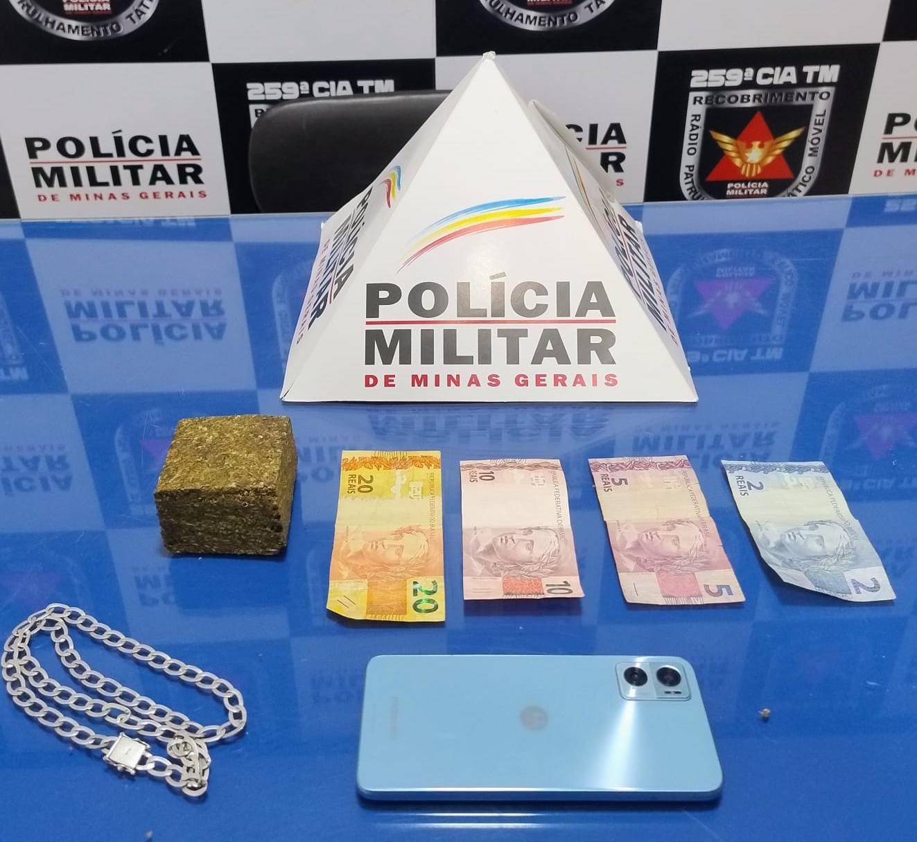 Homem é preso por tráfico de drogas após ser perseguido pela PM nas ruas de Pirapora 