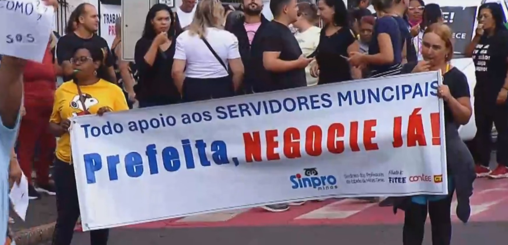 Pedindo pagamento do piso nacional, professores da rede municipal de Uberaba entram em greve