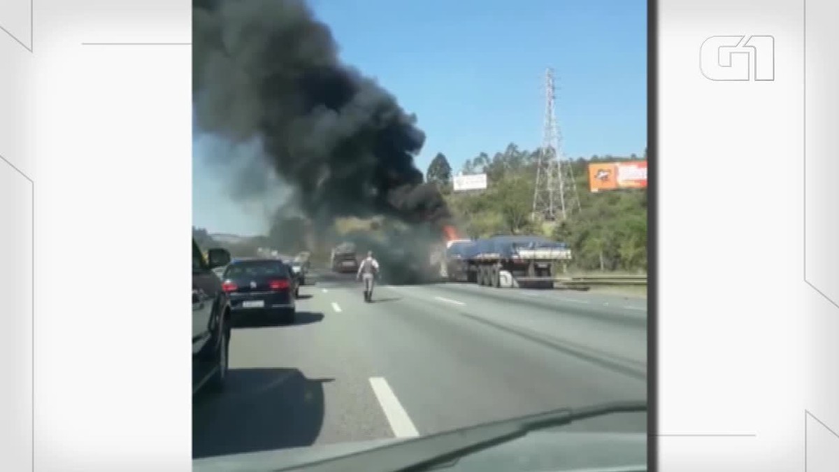 Caminhão pega fogo e causa lentidão na rodovia Castello Branco, em SP; veja vídeo