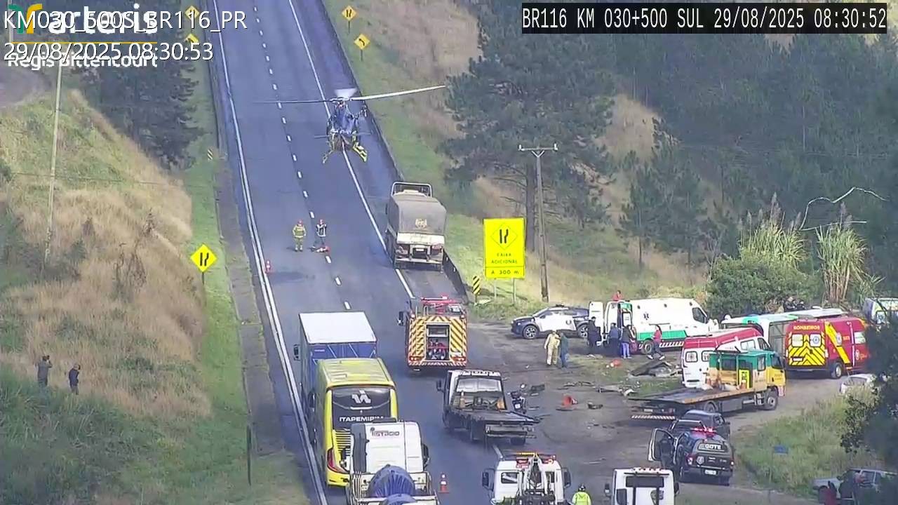 Acidente entre duas carretas e um ônibus bloqueia trecho da BR-116, na Grande Curitiba