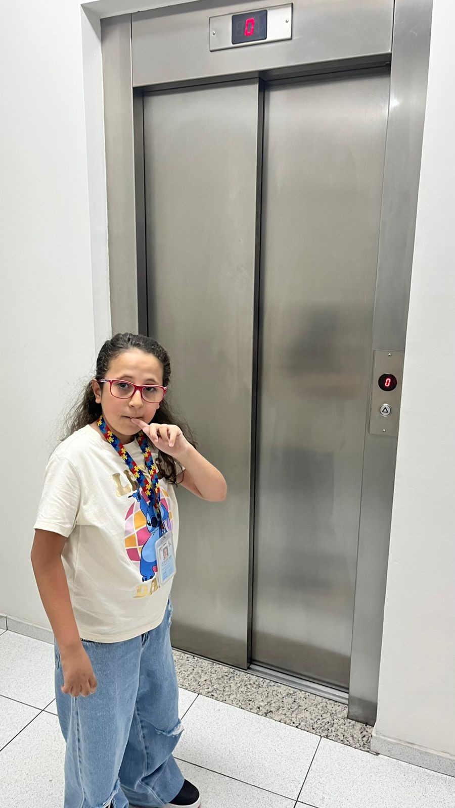 Menina autista realiza sonho de conhecer fábrica de elevadores: ‘Ela é feliz com pouco’