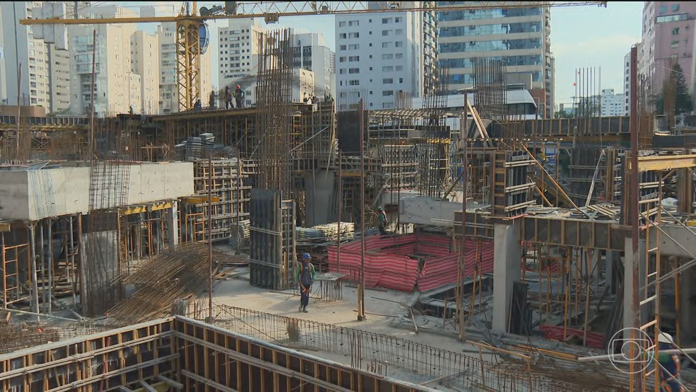 Efeitos da guerra no Oriente Médio chegam à construção civil, um dos setores mais importantes da economia brasileira — Foto: Jornal Nacional/ Reprodução