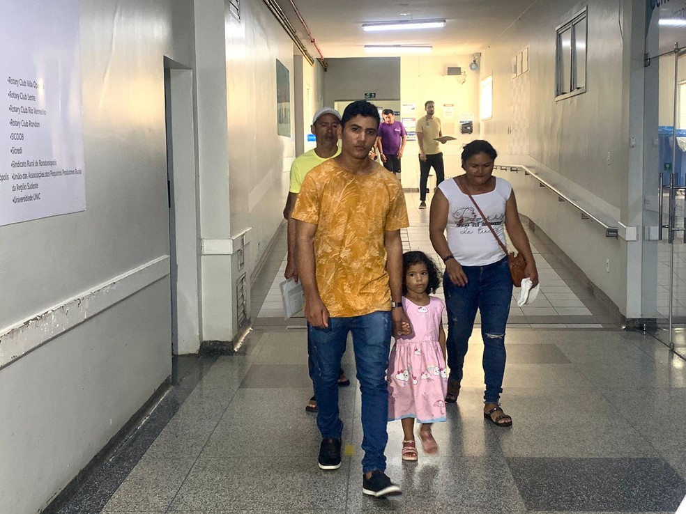 Família chega ao hospital para acompanhar o parto do bebê — Foto: Guilherme Alves