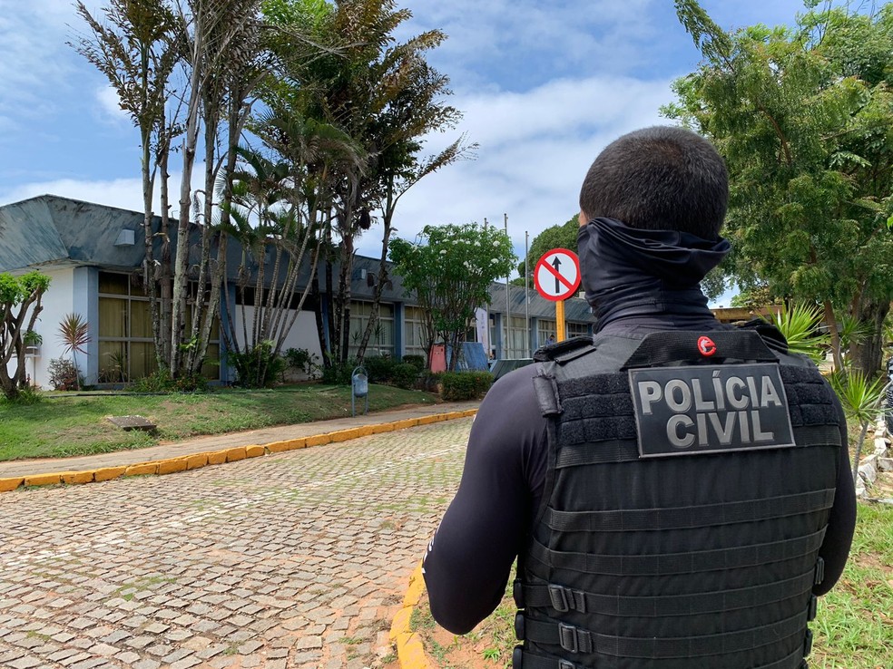 Policial civil durante operação na sede do Detran, no Rio Grande do Norte — Foto: Gustavo Brendo/Inter TV Cabugi