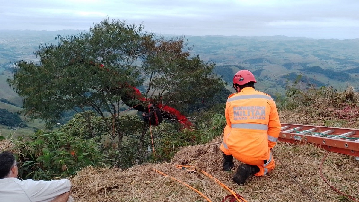 Dois homens ficam presos em árvore após decolagem de parapente em Muriaé