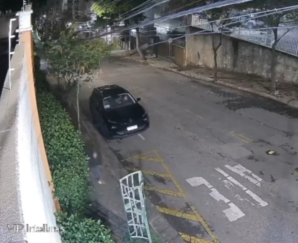VÍDEO: PM é baleado enquanto dormia dentro de carro em BH e é socorrido por um morador
