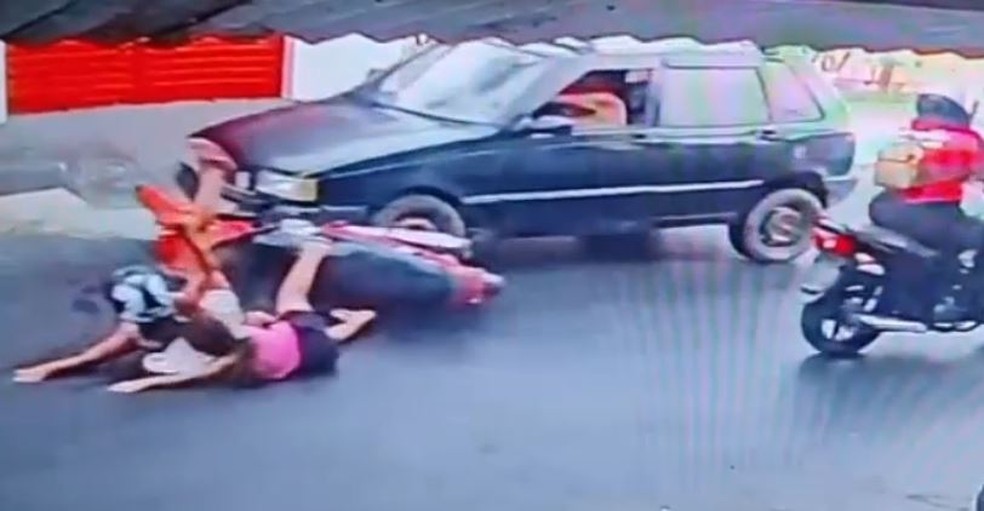 Motociclista que levava criança e bebê de colo derrapou na pista e veículo foi atingido por carro em Camocim. — Foto: Reprodução