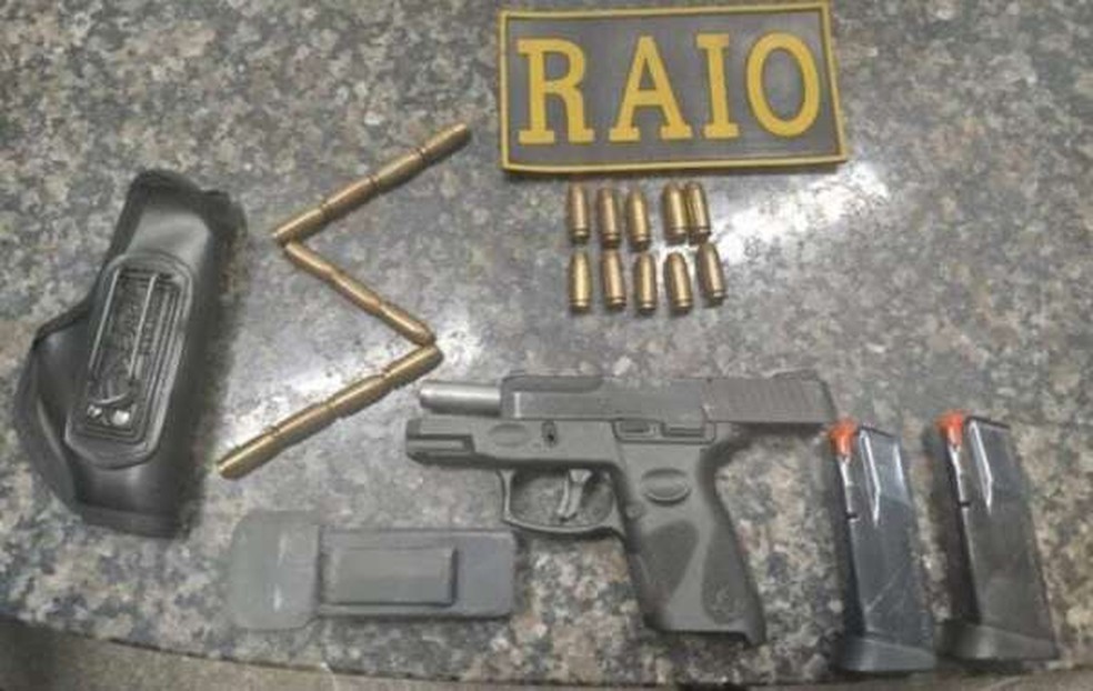 Motorista bêbado é preso com arma após mulher gritar para policiais e pular do carro em movimento, no Ceará. — Foto: PMCE/Reprodução
