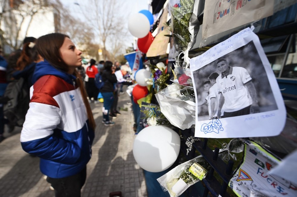 Homenagens a Juan Izquierdo na porta do clube Nacional do Uruguai — Foto: DANTE FERNANDEZ / AFP