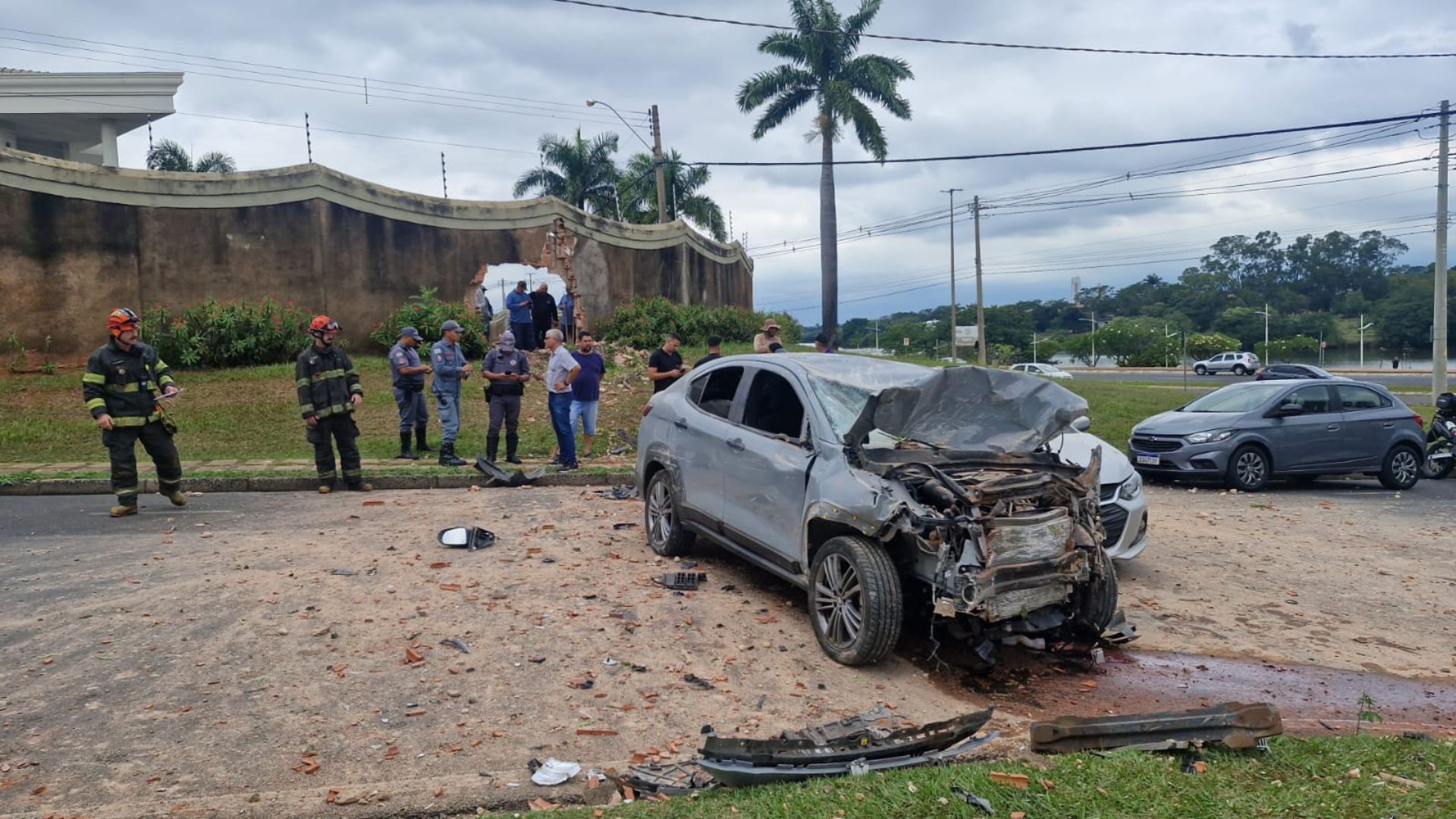 Local do acidente onde um carro atravessou o muro de um condomínio em Rio Preto