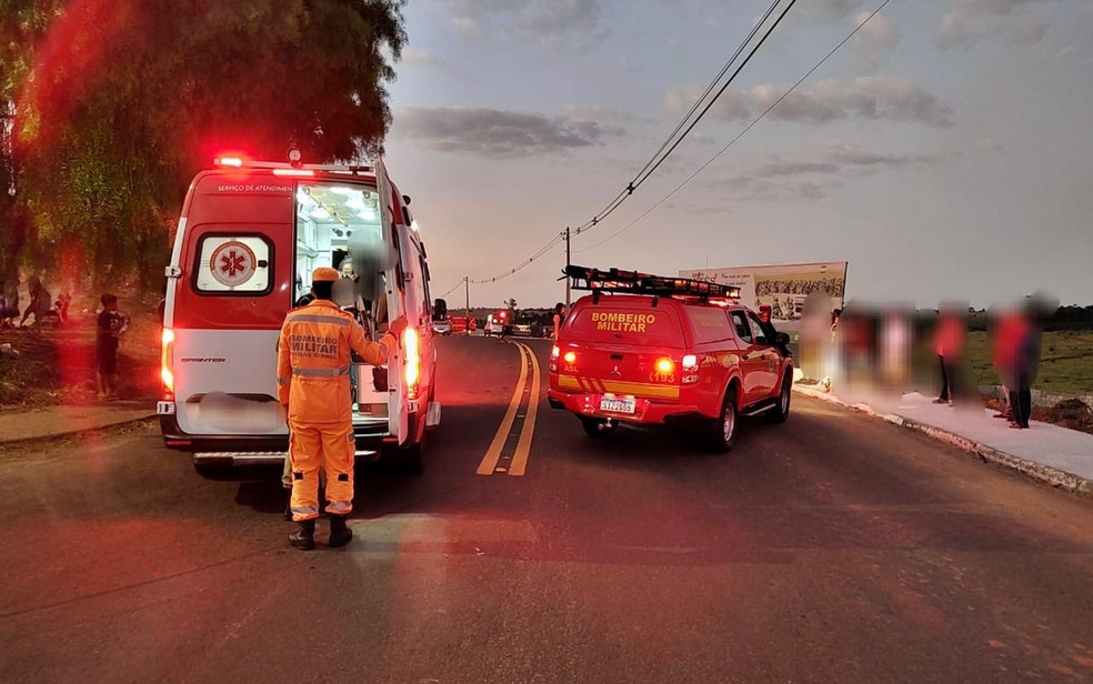 Seis pessoas são presas suspeitas de agredirem idoso e incendiarem carro após atropelamento de crianças em MG — Foto: Corpo de Bombeiros