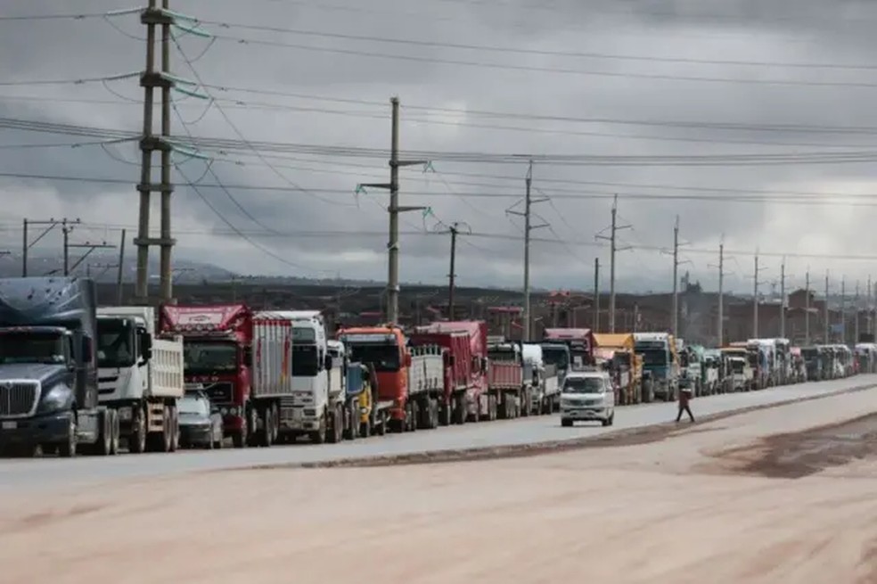Crise na Bolívia levou à escassez de combustível; na foto, caminhões aguardam em fila para abastecer em Viacha, perto de La Paz em 2025 — Foto: Jorge Mateo Romay Salinas/Anadolu via Getty Images/BBC