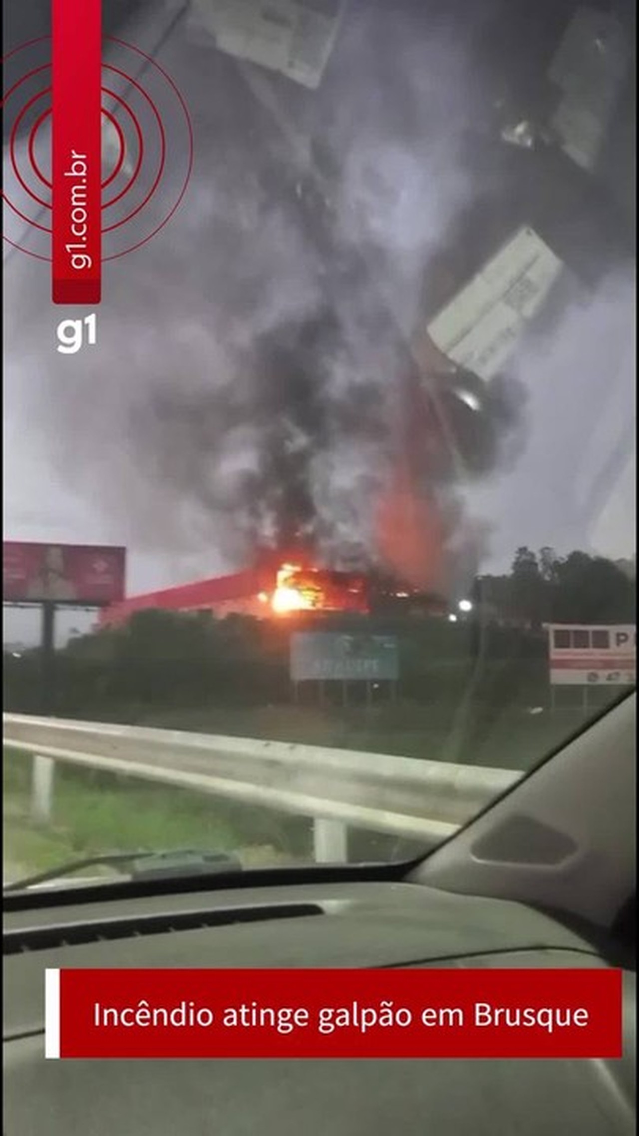 Incêndio atinge galpão em Brusque; VÍDEO