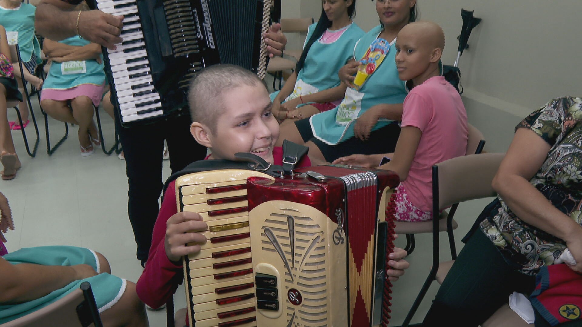 Michel Teló realiza sonho de adolescente com leucemia no Recife e envia sanfona de presente; VÍDEO