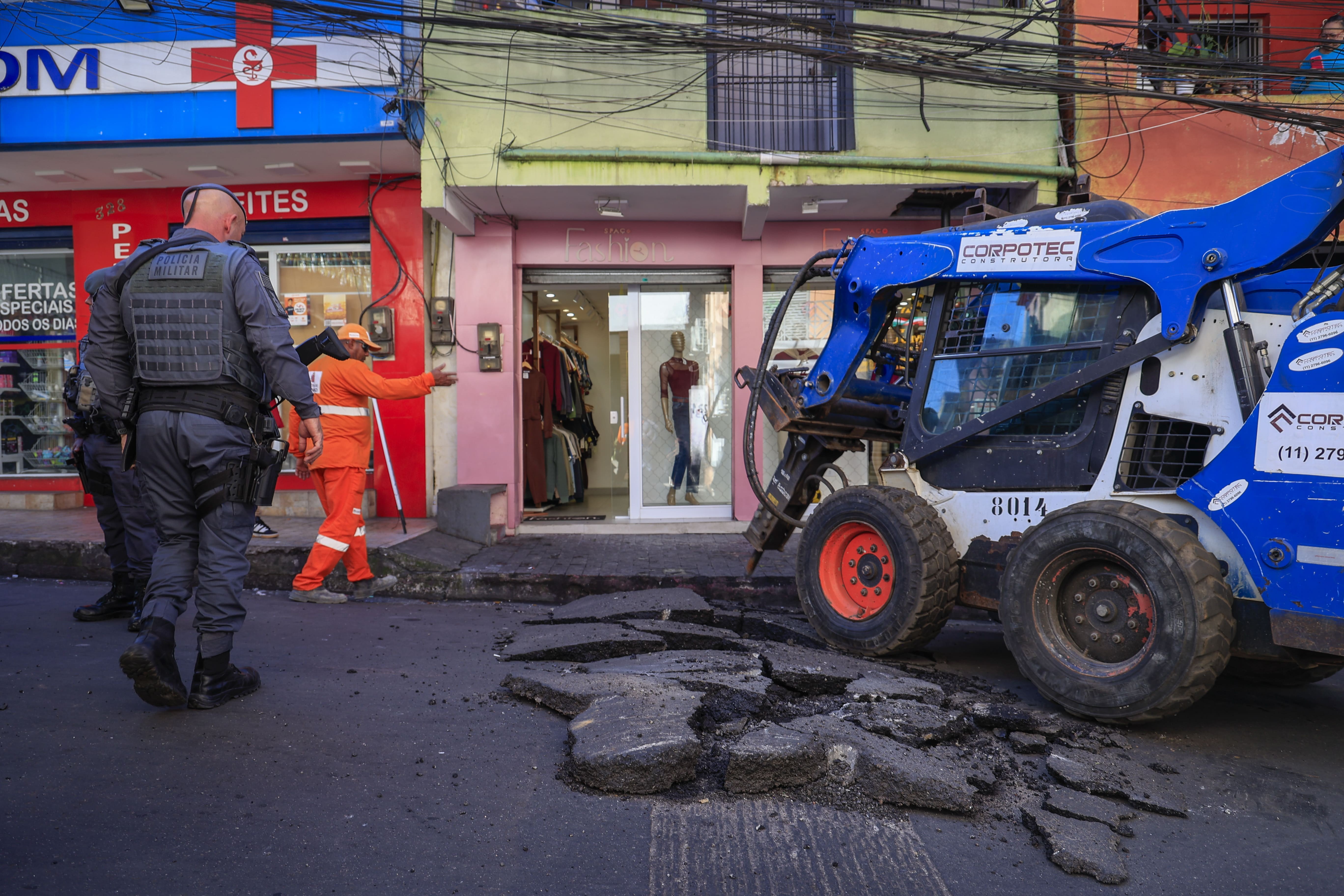 PM faz operação para retirar barricadas e lombadas irregulares em Paraisópolis, na Zona Sul de SP