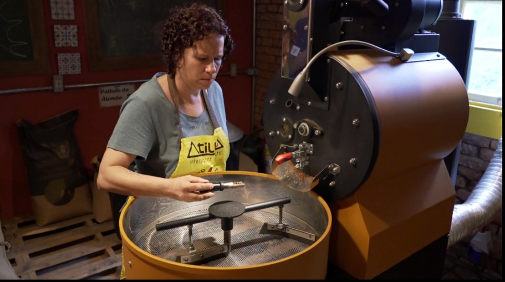 Roberta Bazilli, de Caconde, tem processo minucioso para torra do café — Foto: Ely Venâncio/EPTV