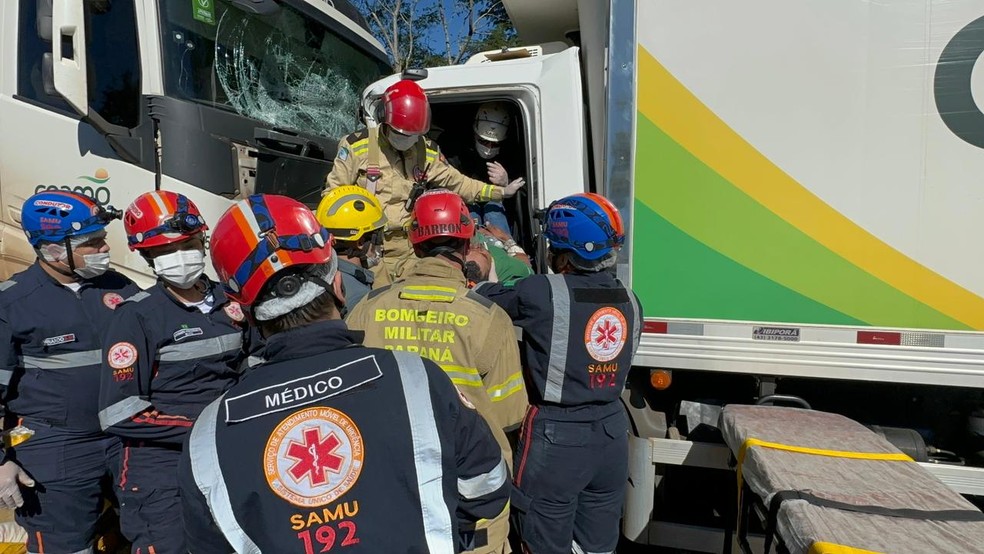 Motorista fica preso às ferragens após bater contra árvore na BR-277, em Candói — Foto: Samu/ divulgação