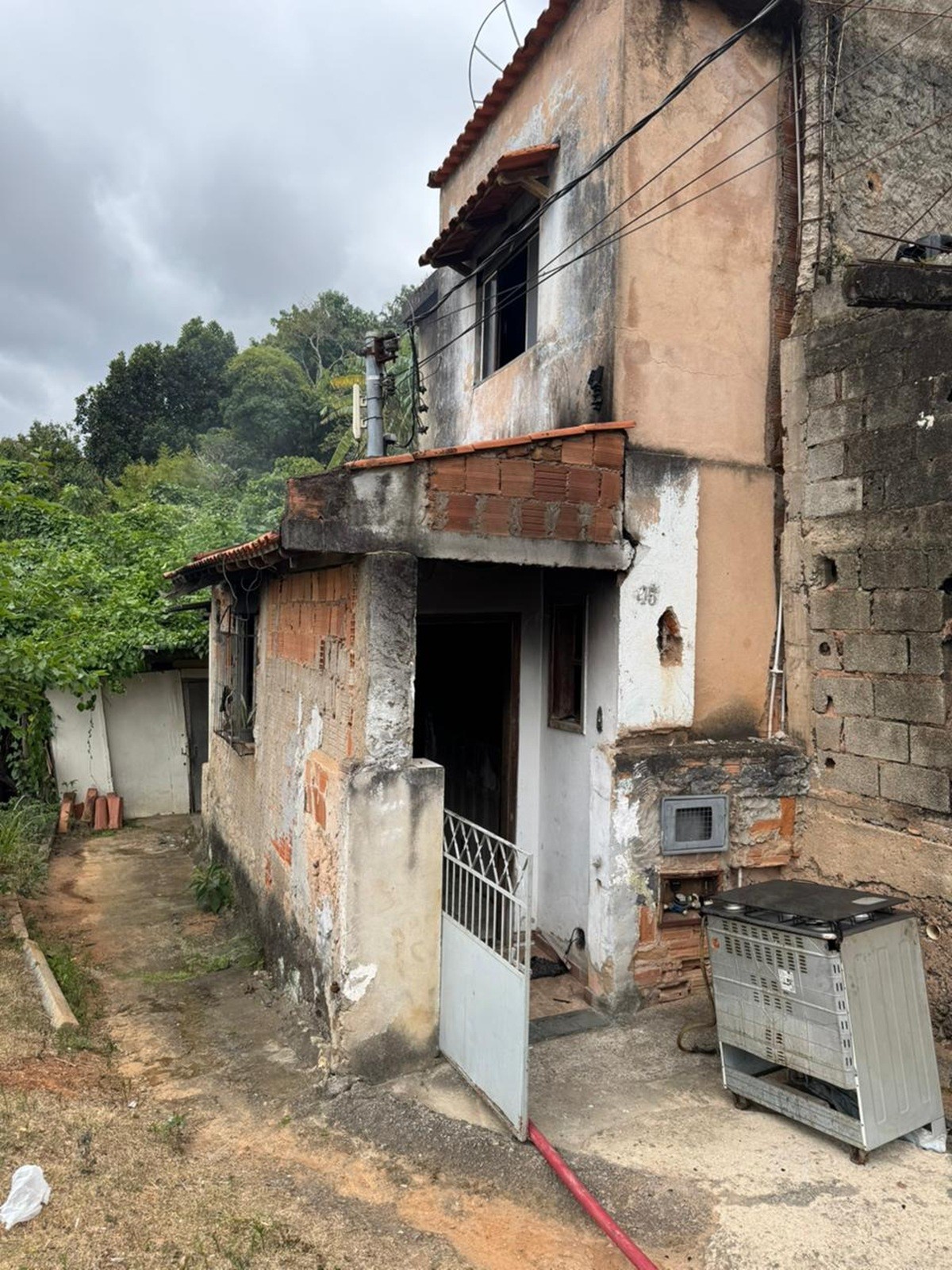 Cigarro aceso provoca incêndio em residência em Juiz de Fora, morador de 54 anos estava do lado de fora