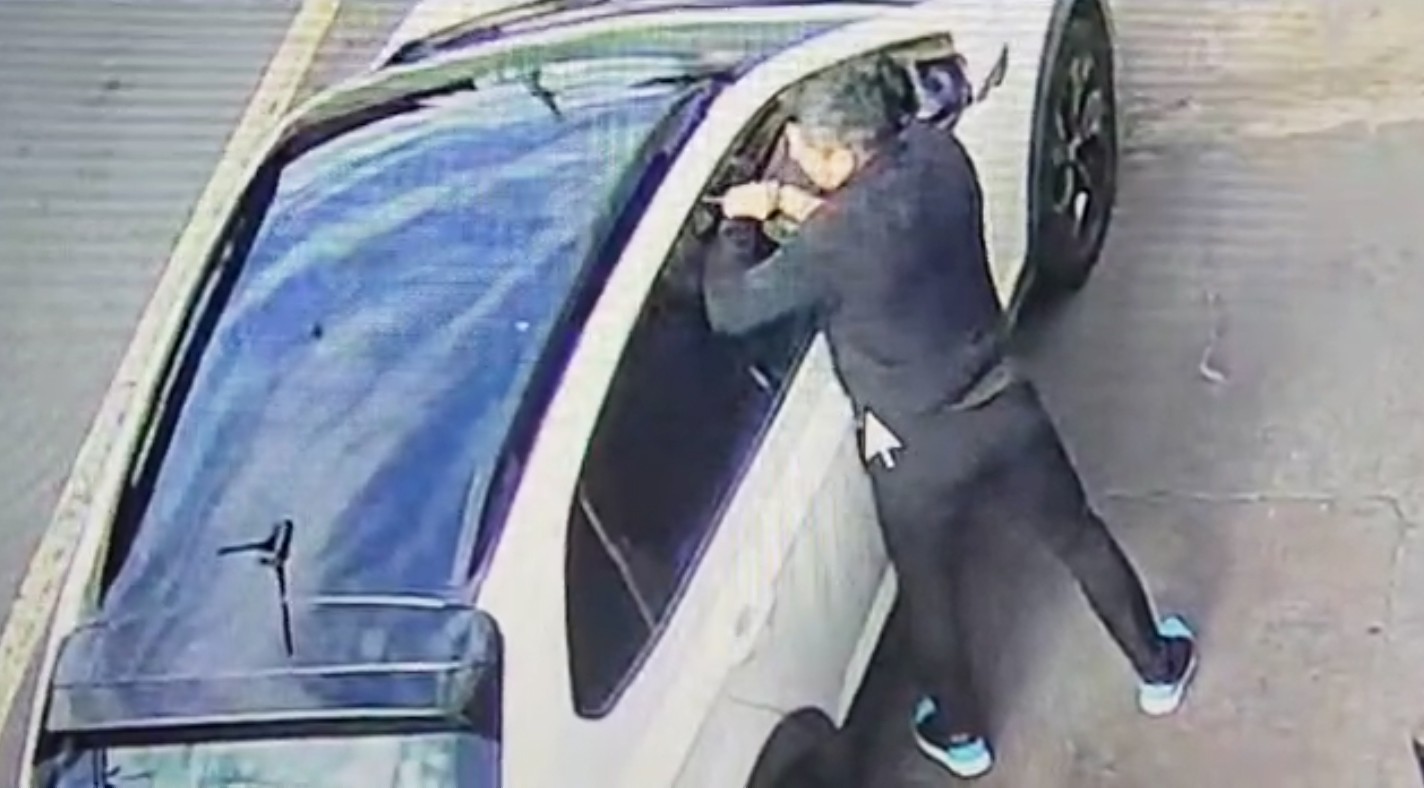 VÍDEO: câmera flagra homem quebrando vidro de carro para furtar mochila em Piracicaba