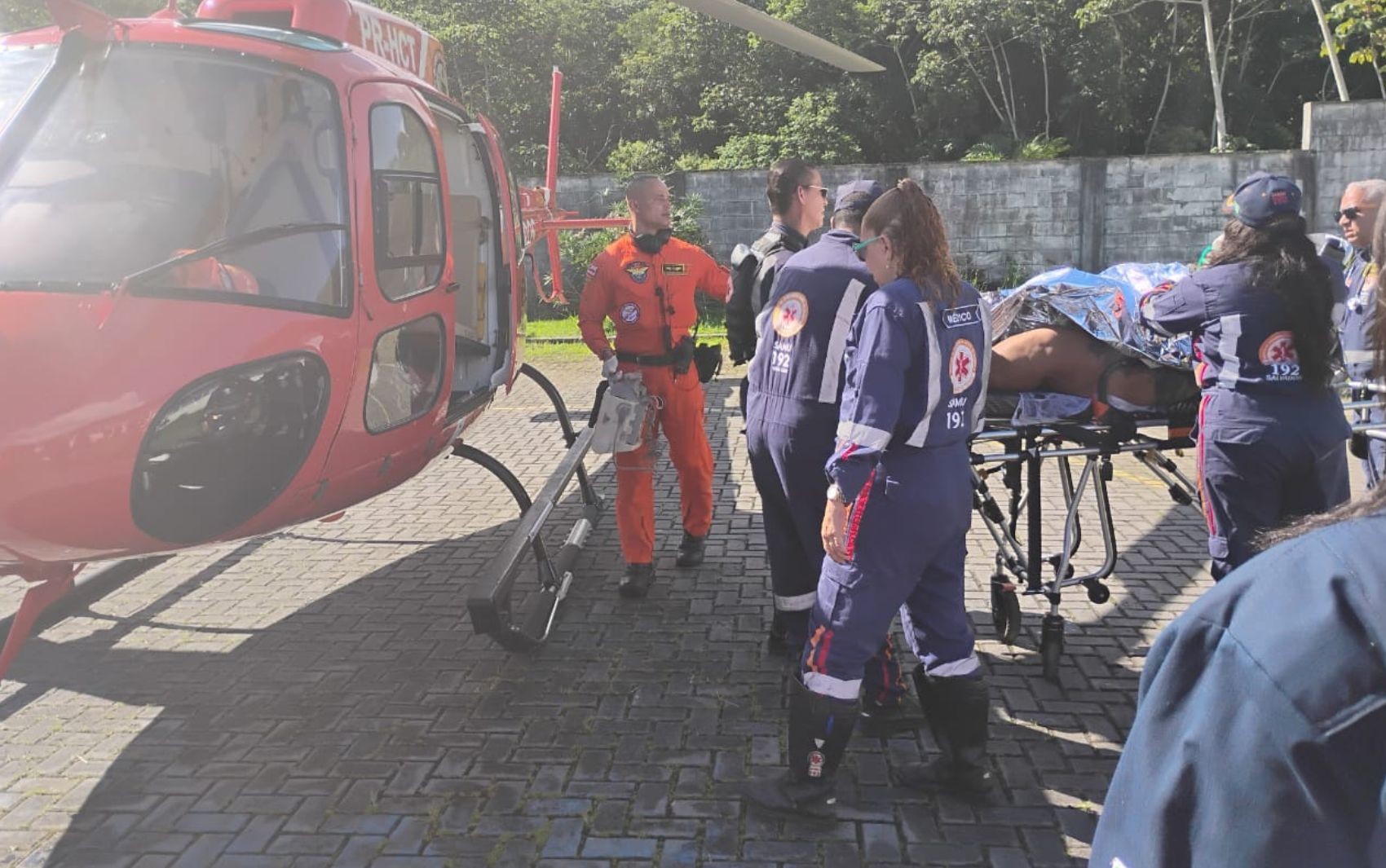 Mulher com ferimentos graves é socorrida em helicóptero após incêndio em casa na Região Metropolitana de Salvador