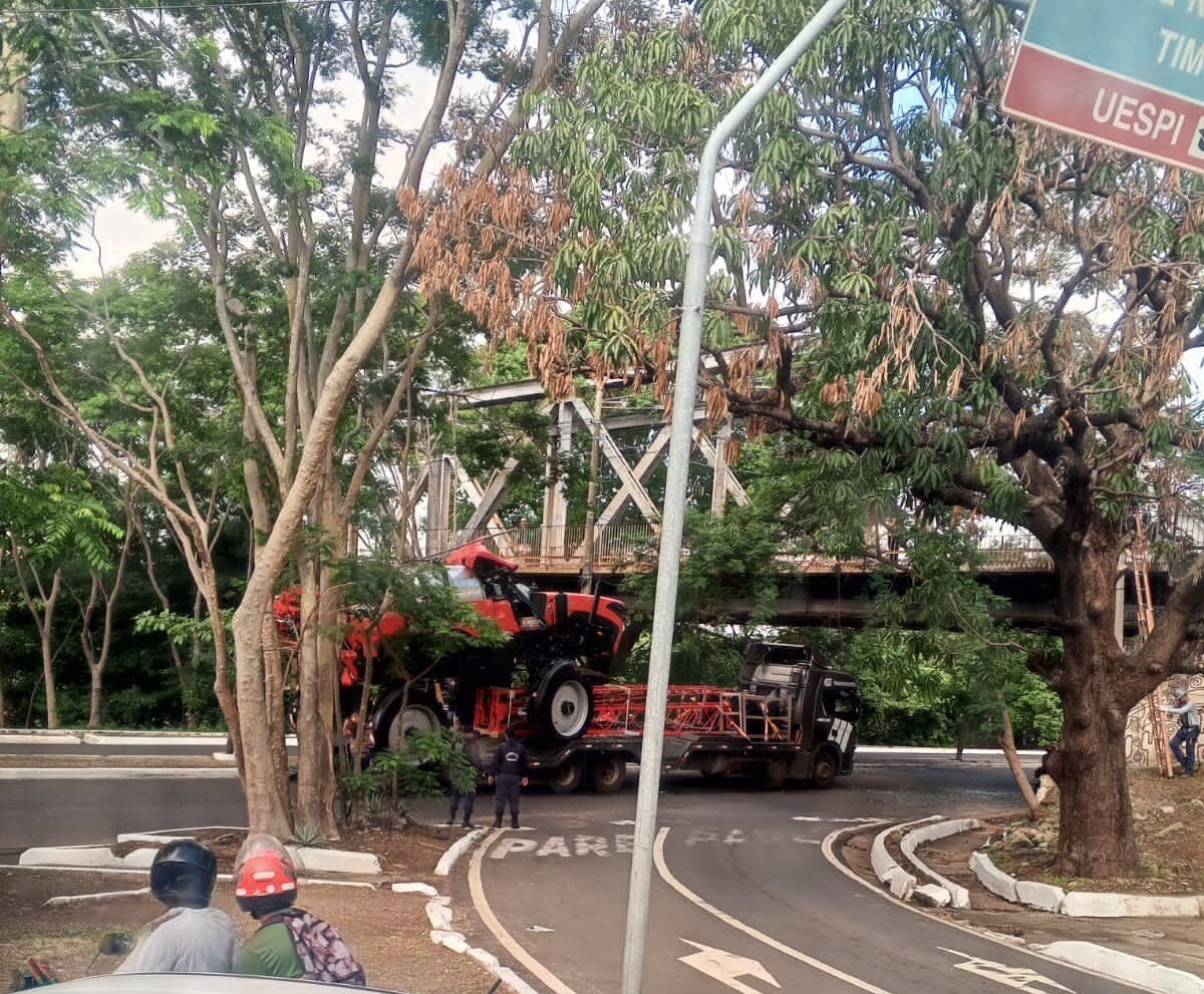 Caminhão transportando máquina agrícola fica preso na Ponte Metálica, em Teresina