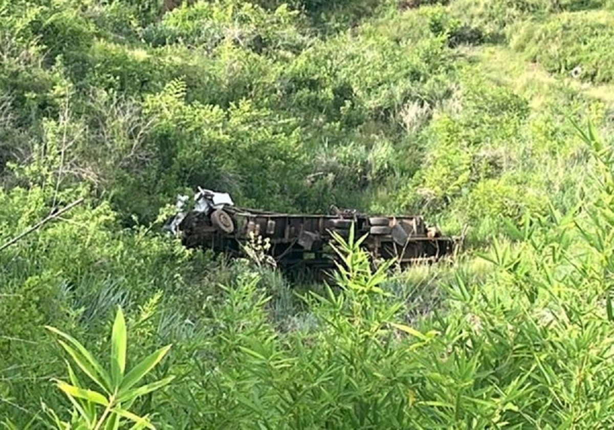 Motorista pula de caminhão desgovernado e morre na BR-116, em MG