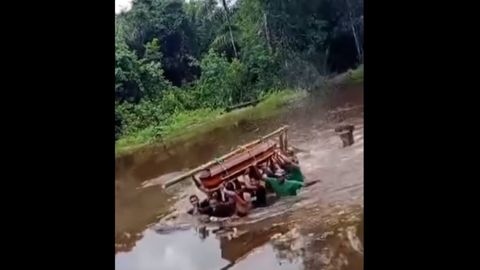 Morto em caixão 'toma banho de rio' no interior do MA; tradição centenária de comunidade quilombola, diz família — Foto: Reprodução