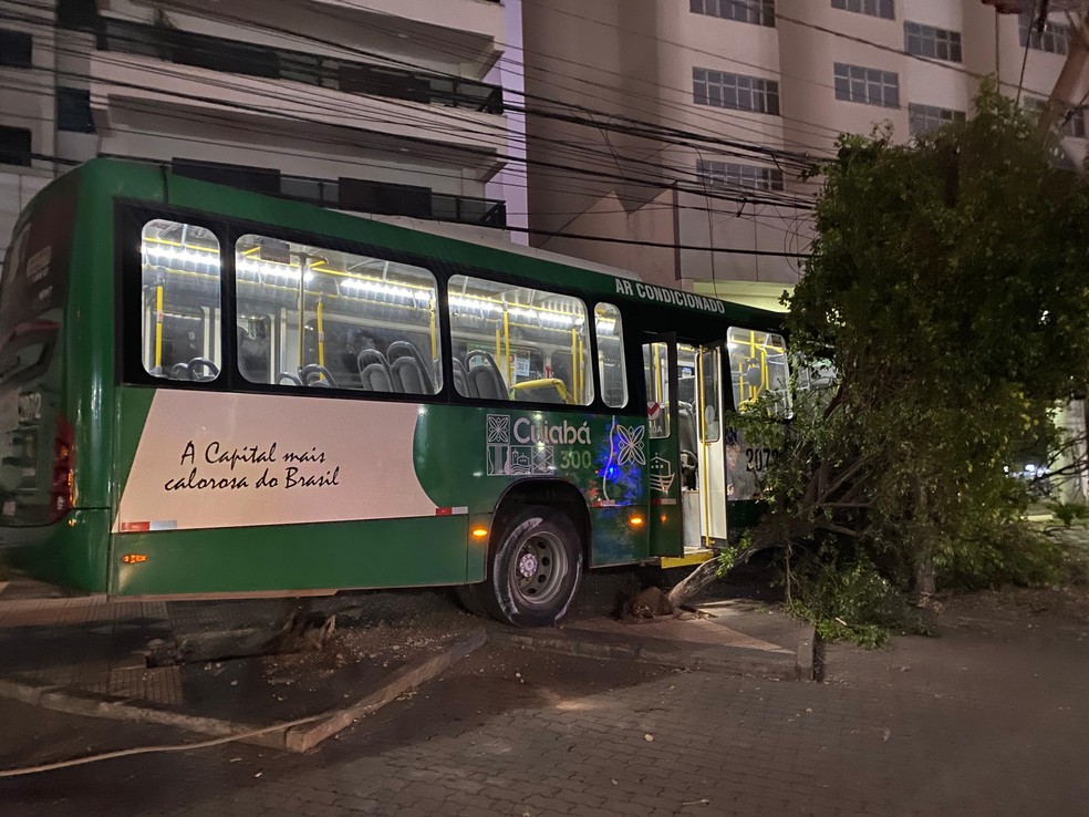 Ônibus atinge poste em Cuiabá — Foto: Luiz Vieira