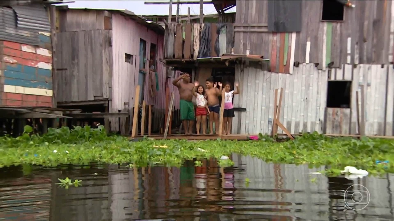 Cheia do Rio Negro alaga casas e afeta mais de 500 mil pessoas no Amazonas
