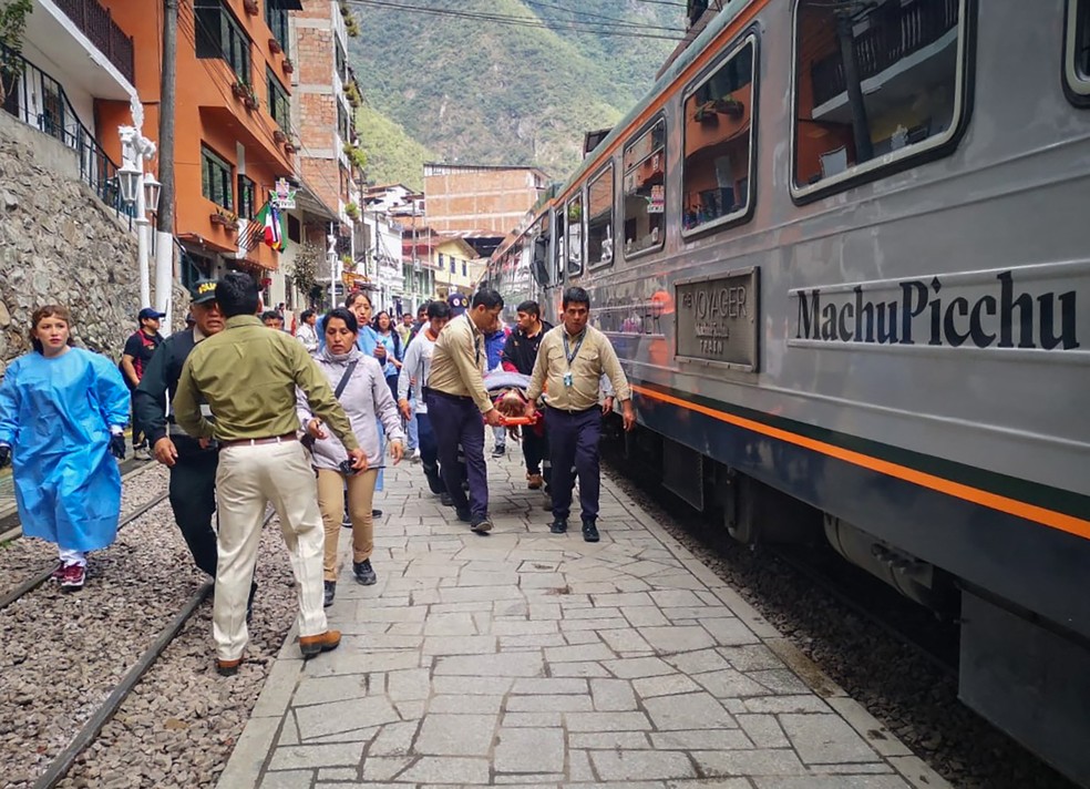 Turista  levado por socorristas aps acidente com nibus no Peru — Foto: Stringer/AFP