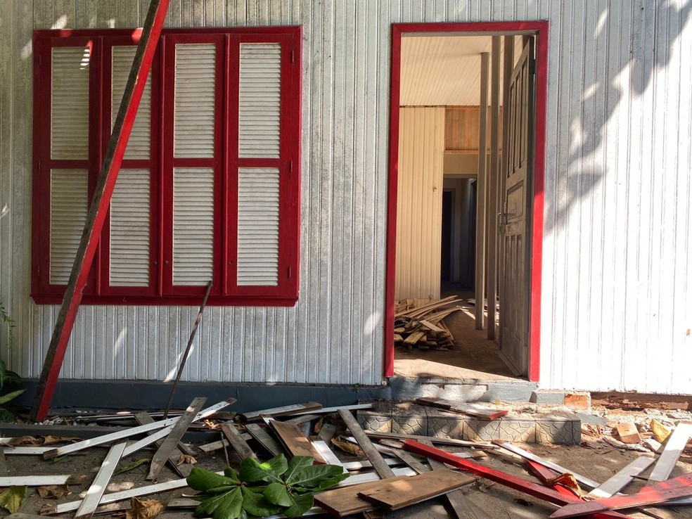 Casa de madeira começou a ser desmontada em Balneário Camboriú — Foto: Gabriel Gallarza/ Observatório de Interações no Ambiente/ Divulgação