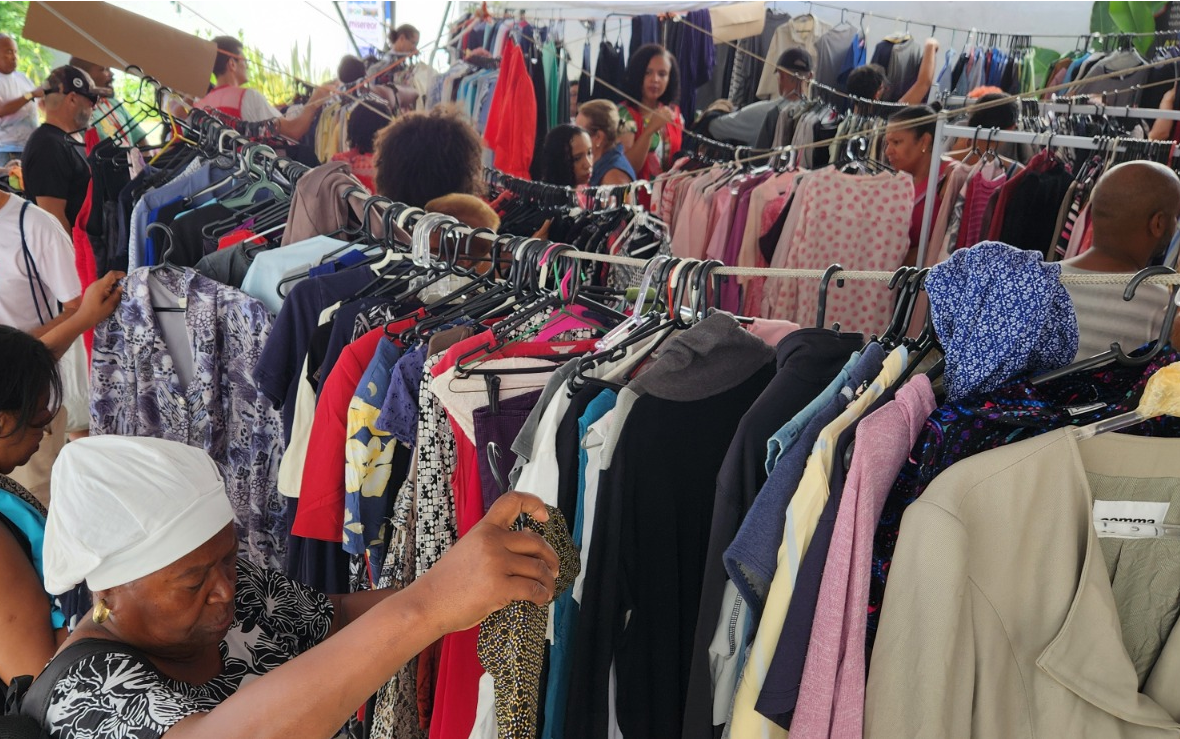 Bazar com roupas a R$ 10 é realizado em Salvador