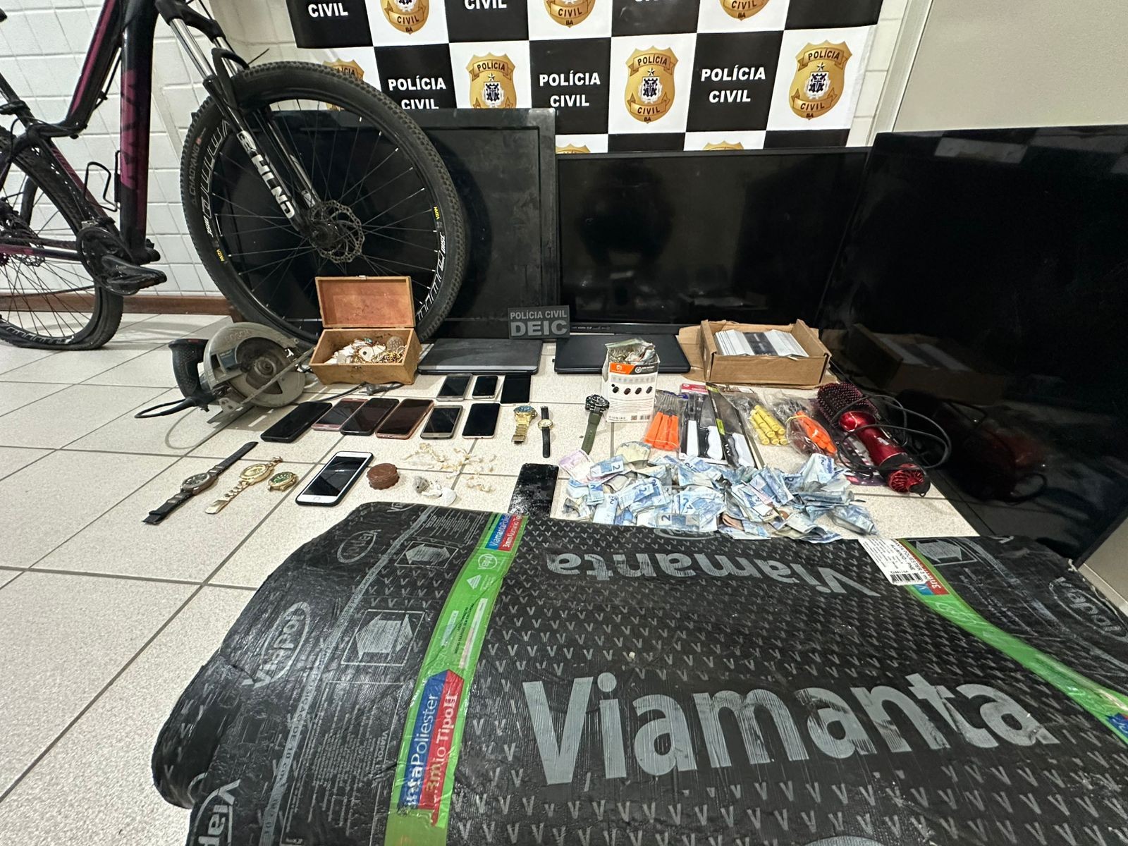 Grupo é preso após furto de joias avaliadas em R$ 250 mil na Bahia; uma delas foi encontrada com anel de ouro e diamante