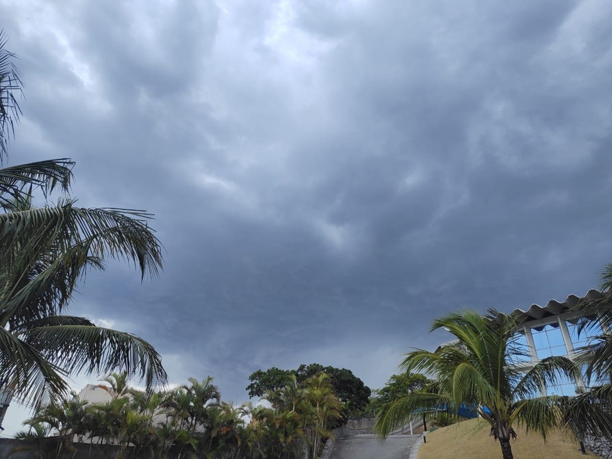 Tempo vira na Região dos Lagos; Inmet emite alerta de chuva forte para esta segunda