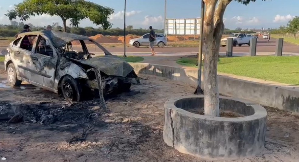 Os dois ocupantes do veículo foram socorridos e levados ao hospital. — Foto: Reprodução 
