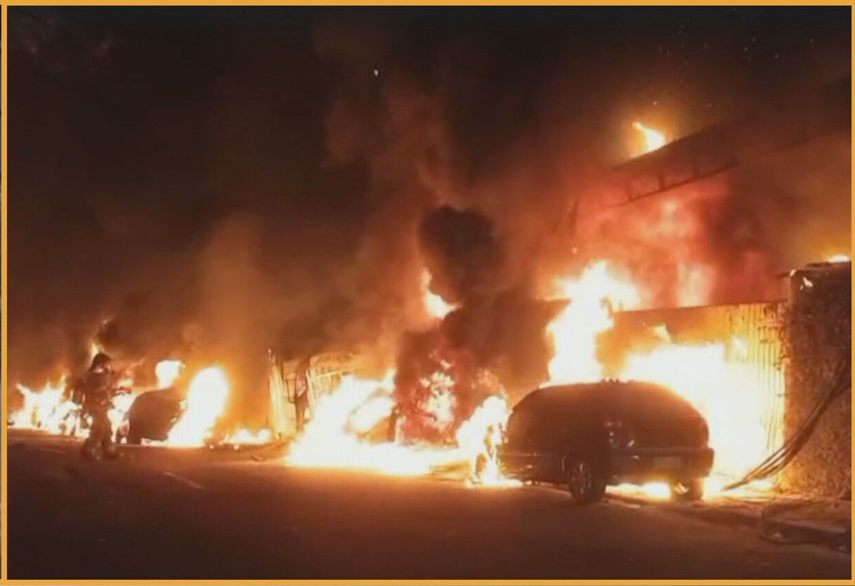 Incêndio em galpão de recicláveis se espalha e destrói 15 carros em rua da Zona Sul de SP