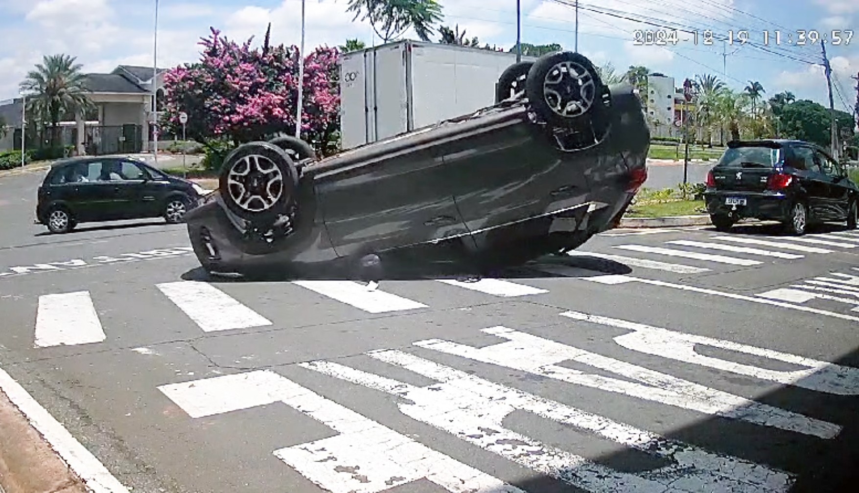 VÍDEO: Carro capota após ser atingido por outro veículo em Limeira 