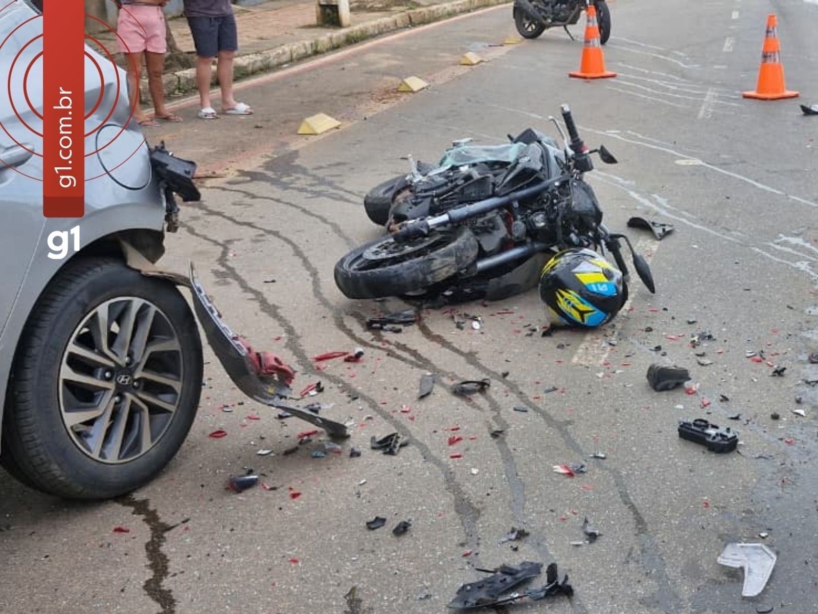 Motociclista fica em estado grave após colidir em carro estacionado em Rio Branco; Veja VÍDEO