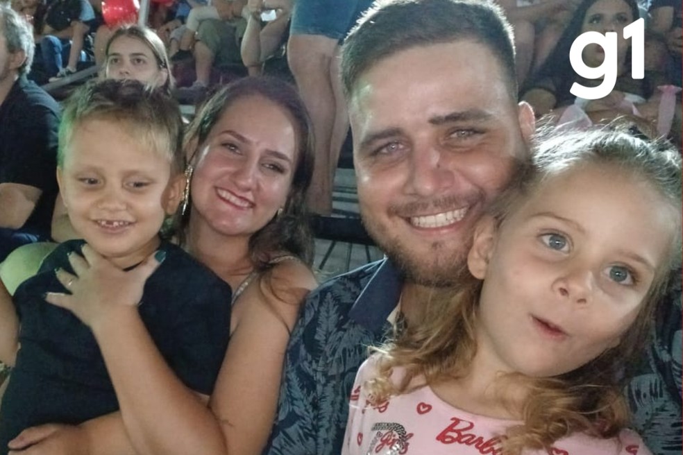 Théo, a mãe, o pai e a irmã mais nova — Foto: Arquivo pessoal